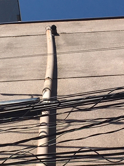 音羽のビルー雨樋配管2｜屋上に近い高い場所です