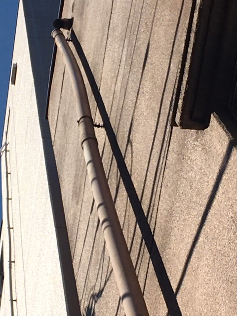 音羽のビルー雨樋配管3｜4階建てビルです