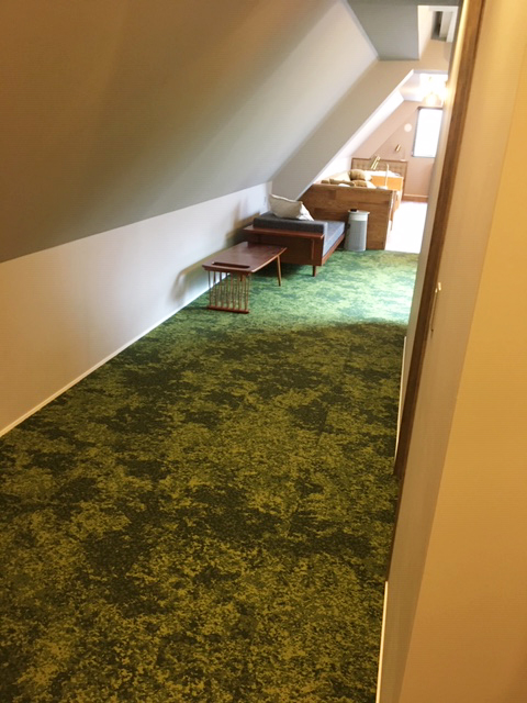 フロアリフォーム後｜室内13／緑のタイルカーペット
