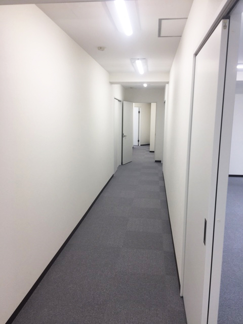 西新宿の賃貸オフィスー内装工事｜通路1