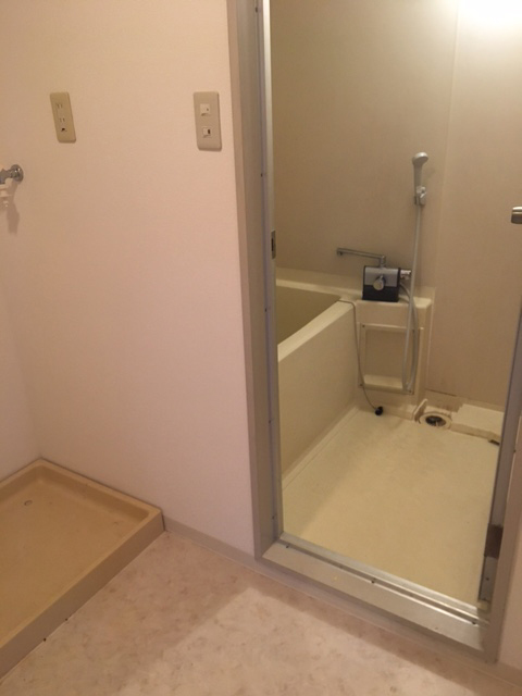 新宿の賃貸オフィスー内装リフォーム前｜浴室